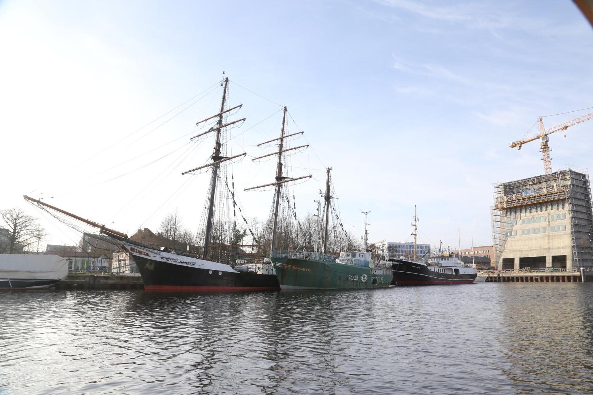 Schiffshotel "Schlafen Im Hafen" Hamburg Exterior photo